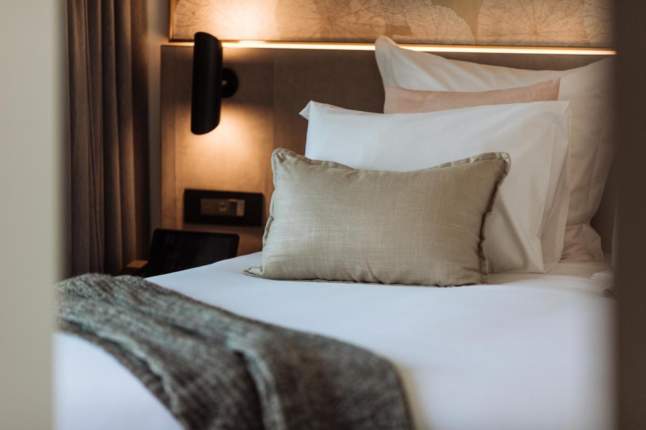 One Global Resorts Green Square Sydney Buitenkant foto A bed with a throw