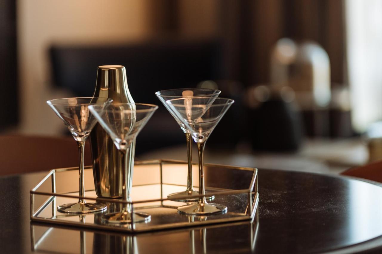 One Global Resorts Green Square Sydney Buitenkant foto A martini shaker and glasses